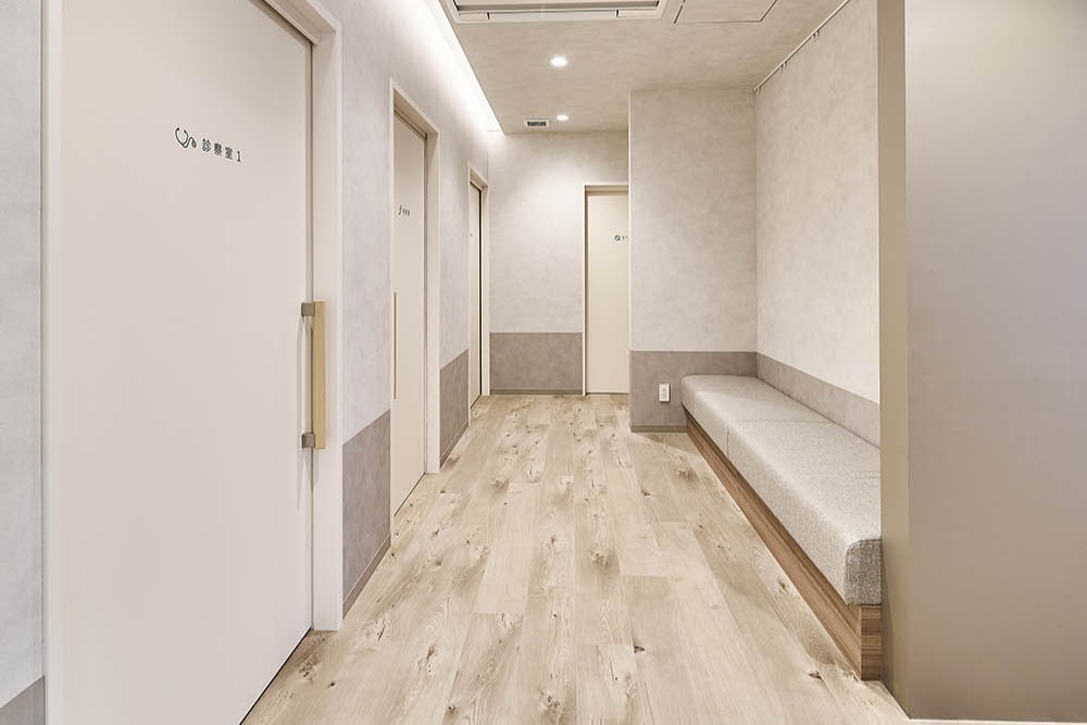 検査着で過ごす中待合室を確保する